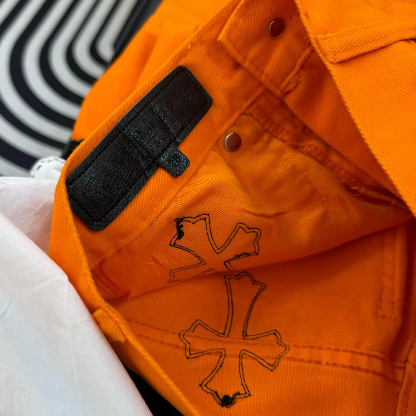 🅿️270 Style No.: D263 Chroe Hets CH Chrome Het Orange Color Block Slightly Flared Washed Jeans Ceiling-Level Jeans Hard to Find at the Counter‼ ️ About Zangyin ✅ This is an extremely luxurious fashion brand that can also be called the aristocracy of the high street. It has always been an exclusive brand for some hipsters or the rich second generation. The color of this model is already very eye-catching by using a unique washed material. It is decorated with pink patchwork cross flowers, which cleverly highlights the charm of the brand. Secondly, this model adopts a classic high-waist cut design, which highlights the long legs and fashionable temperament of the upper body. The brand is highly recognizable and the slim-fitting configuration is more suitable for daily wear. The personality will be fashionable and the specifications can be seen at a glance. Materials and technology ✅ Needless to say, this point goes without saying. As an excellent craftsman brand, Zangyin's requirements for details and craftsmanship are really perfect. The washed color of this model has gone through a lot of processes, not to mention the embellishment of the denim appliqués. It is also purely handmade and sewn. Just like what they believe in, only handmade things have soul and have the meaning of wearing. A top-notch heavy-duty fashionable denim item, recommended by both hands‼ ️ Size#(28 30 32 34) Size reference: 28 pants length 101 waist circumference 78 30 pants length 103 waist circumference 82 32 pants length 105 waist circumference 86 34 pants length 106 waist circumference 90